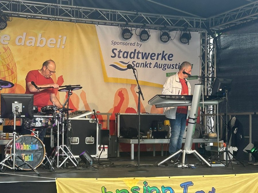Wahnsinn Total bei einem Open-Air-Auftritt