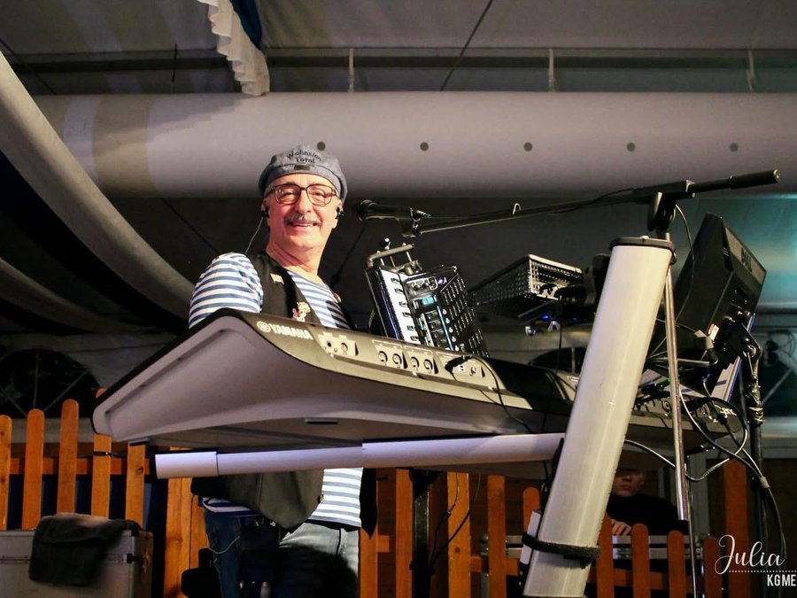 Keyboarder von Wahnsinn Total auf der Bühne